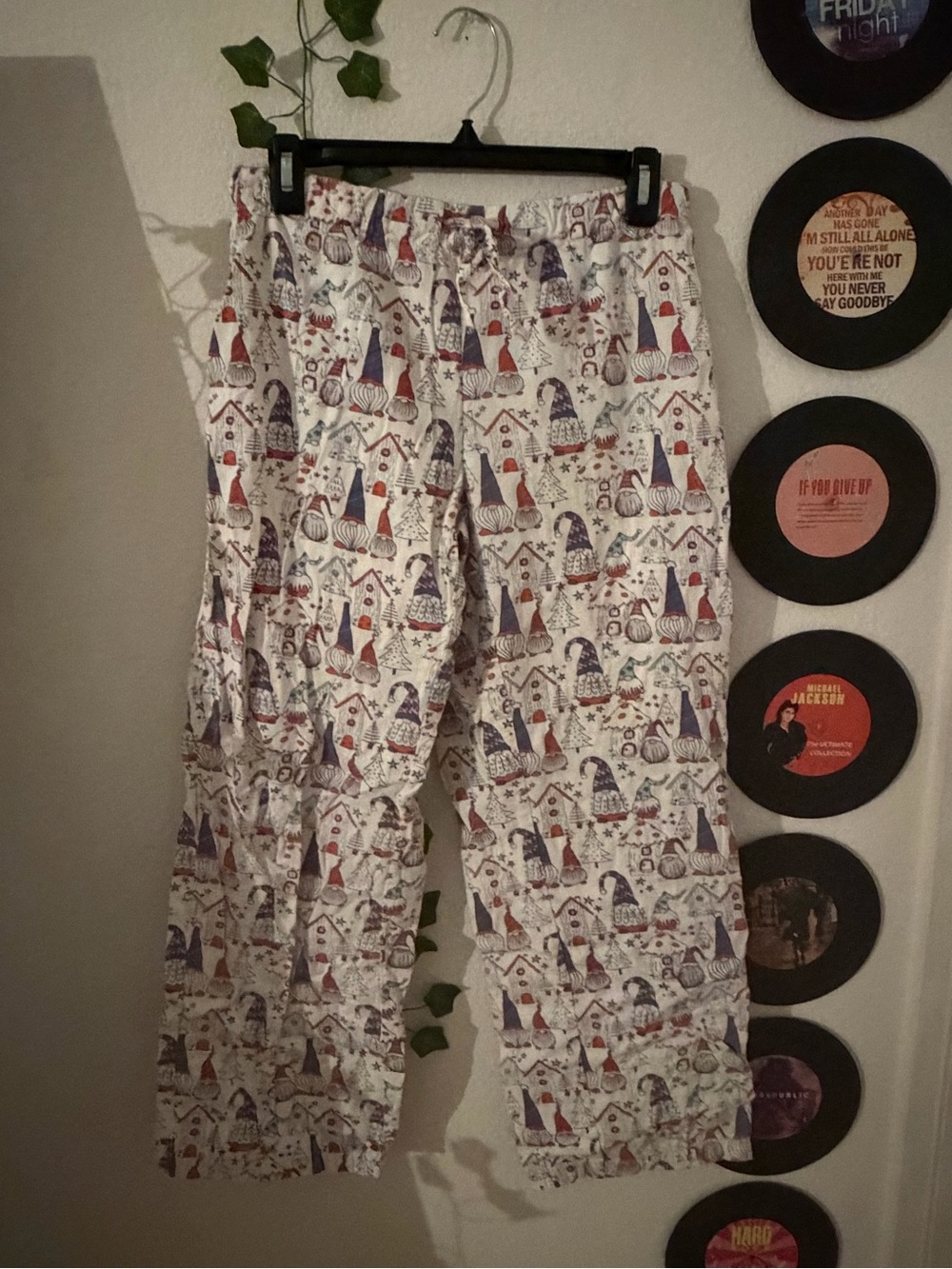 Women's Cream Printed Capris with Festive Gnome Pattern